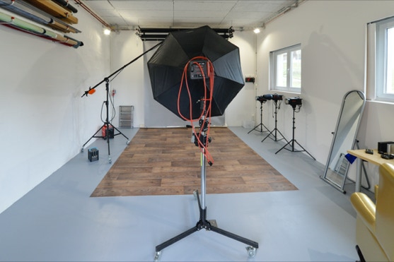 Willkommen in meinem Fotostudio, einem Ort voller Kreativität und professioneller Fotografie. Hier entstehen einzigartige Aufnahmen mit Liebe zum Detail. Ob Porträts, Produktfotos oder künstlerische Kompositionen – im Fotostudio werden Ihre Visionen zum Leben erweckt. Erleben Sie unvergessliche Momente und lassen Sie sich von meinem professionellen Service überzeugen.